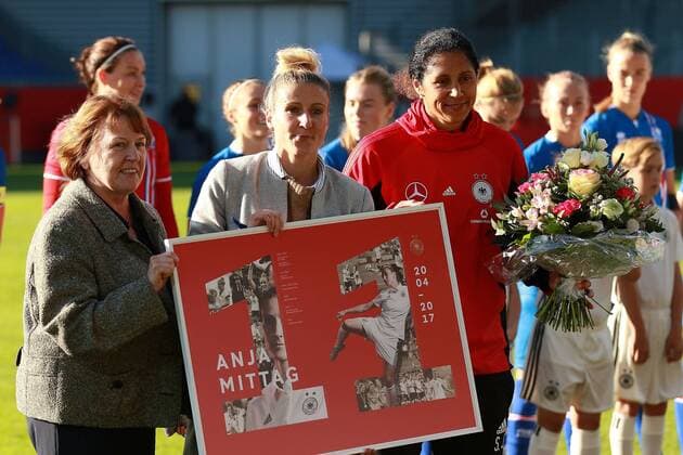20.10.2017, xavx, Fussball WM Qualifikation Frauen, Deutschland - Island, emspor, v.l. Anja Mittag wird aus der Nationalmannschaft verabschiedet. Bundestrainerin Steffi Jones (Deuschland Germany) Wiesbaden
