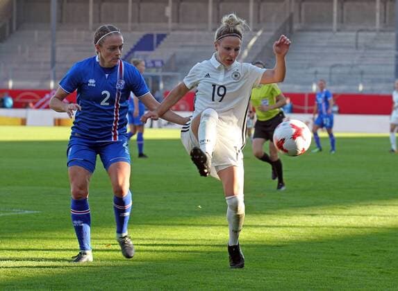 20.10.2017, xsvx, Fussball WM Qualifikation Frauen, Deutschland - Island, emspor, v.l. Sif Atladottir (Island) Svenja Huth (Deutsche Frauen-Nationalmannschaft DFB) Zweikampf, Aktion, action, battle for the ball Wiesbaden