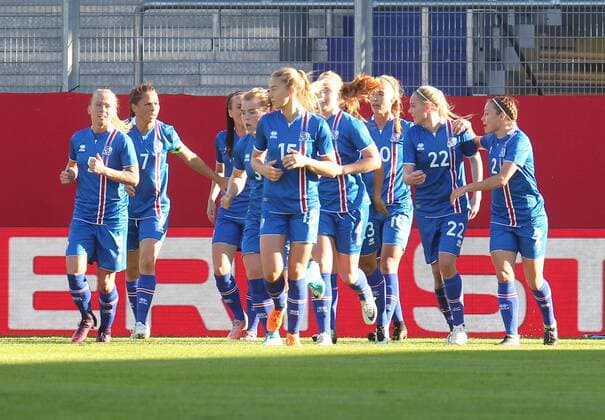 20.10.2017, xsvx, Fussball WM Qualifikation Frauen, Deutschland - Island, emspor, v.l. Torjubel nach dem Tor zum celebrating the goal celebrate 0:1 durch Dagny Brynjarsdottir (Island) Wiesbaden