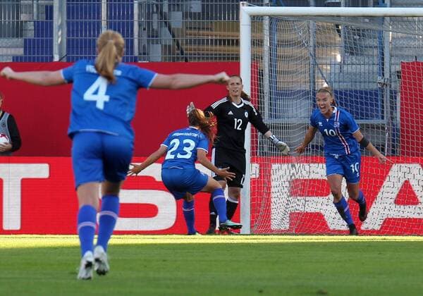 20.10.2017, xsvx, Fussball WM Qualifikation Frauen, Deutschland - Island, emspor, v.l. Torjubel nach dem Tor zum celebrating the goal celebrate 0:1 durch Dagny Brynjarsdottir (Island) Wiesbaden