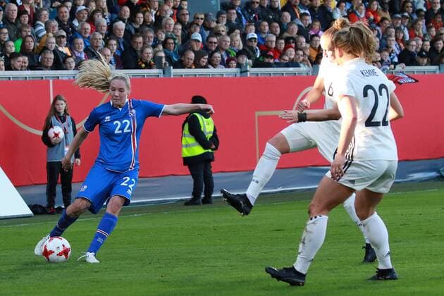 20.10.2017, xavx, Fussball WM Qualifikation Frauen, Deutschland - Island, emspor, v.l. Rakel Hönnudottir (Island Iceland), Tabea Kemme (Deutschland Germany) Wiesbaden