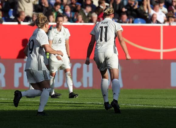 20.10.2017, xsvx, Fussball WM Qualifikation Frauen, Deutschland - Island, emspor, v.l. Torjubel nach dem Tor zum celebrating the goal celebrate 1:1 Alexandra Popp (Deutsche Frauen-Nationalmannschaft DFB) Wiesbaden