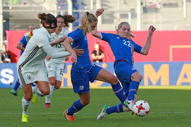 20.10.2017, xavx, Fussball WM Qualifikation Frauen, Deutschland - Island, emspor, v.l. Babett Peter (Deutschland Germany), Rakel Hönnudottir (Island Iceland) Wiesbaden