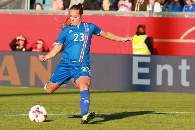 20.10.2017, xavx, Fussball WM Qualifikation Frauen, Deutschland - Island, emspor, v.l. Fanndis Fridriksdottir (Island Iceland) am Ball. Einzelbild, Freisteller Wiesbaden