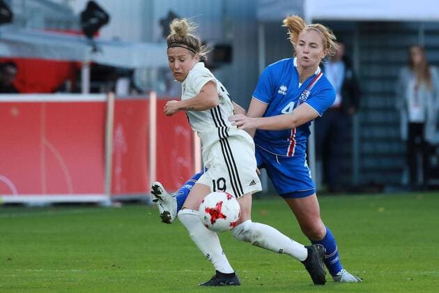 20.10.2017, xavx, Fussball WM Qualifikation Frauen, Deutschland - Island, emspor, v.l. Svenja Huth (Deutschland Germany), Glodis Viggosdottir (Island Iceland) Wiesbaden