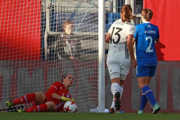 20.10.2017, xavx, Fussball WM Qualifikation Frauen, Deutschland - Island, emspor, v.l. Goal scored, Tor zum 1:1 durch Alexandra Popp (Deutschland Germany) Wiesbaden