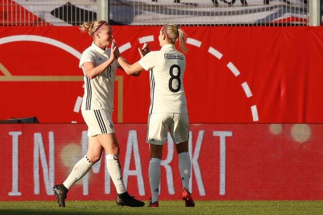 20.10.2017, xavx, Fussball WM Qualifikation Frauen, Deutschland - Island, emspor, v.l. celebrate the goal, Torjubel zum 1:1 Alexandra Popp (Deutschland Germany), Lena Goeßling (Deutschland Germany) Wiesbaden