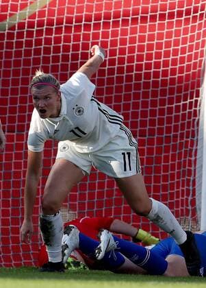 Deutschland, Wiesbaden, Brita-Arena, 20.10.2017, Fussball, Frauen, WM Qualifikation, Deutschland - Island Bild: Alexandra Popp (Deutschland, 11) erzielt das 1:1 und dreht jubelnd an, Ingibjörg Sigurdardottir (Island, 3) r. Copyright: HMBxMedia xHeikoxBecker