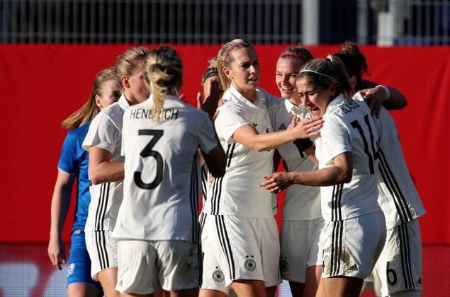 Deutschland, Wiesbaden, Brita-Arena, 20.10.2017, Fussball, Frauen, WM Qualifikation, Deutschland - Island Bild: Torjubel um die Torschützin zum :1 Alexandra Popp (Deutschland, 11) Copyright: HMBxMedia xHeikoxBecker