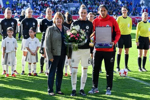 Ehrung zum 100sten Länderspiel Simone Laudehr (Deutschland , Germany , DFB ) (6), Fussball, WM 2019 - Qualifikation Deutschland - Island,