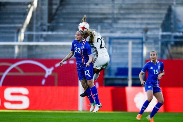 Kofpballduell Rakel Hönnudóttir (Island) (22) Tabea Kemme (Deutschland , Germany , DFB ) (22), Fussball, WM 2019 - Qualifikation Deutschland - Island,