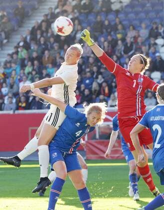 Bilder des Tages - SPORT Wiesbaden , Fußball Länderspiel Frauen WM Qualifikation , Deutschland vs. Island , von links: Alexandra Popp ( Ger ) Glodis Perla Viggosdottir Gudbjörg Gunnarsdottir ( Island 9
