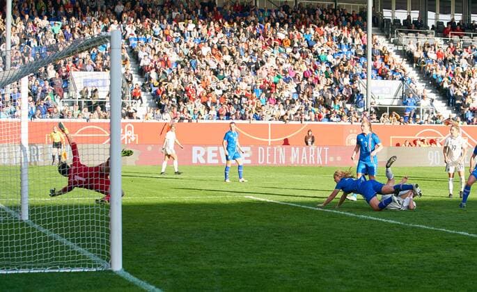 Alexandra POPP, DFB 11 Torschuss, schiesst das Tor zum 1-1 DEUTSCHLAND - ISLAND Fussball Laenderspiel Damen Qualifikation zur WM 2019 in Frankreich , Wiesbaden, Deutschland 20.10.2017