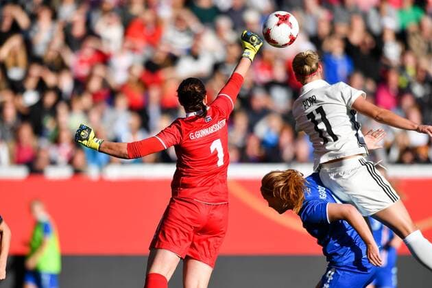 Gudbjörg Gunnarsdottir (Island) (1) klärt vor Alexandra Popp (Deutschland , Germany , DFB ) (11), Fussball, WM 2019 - Qualifikation Deutschland - Island,