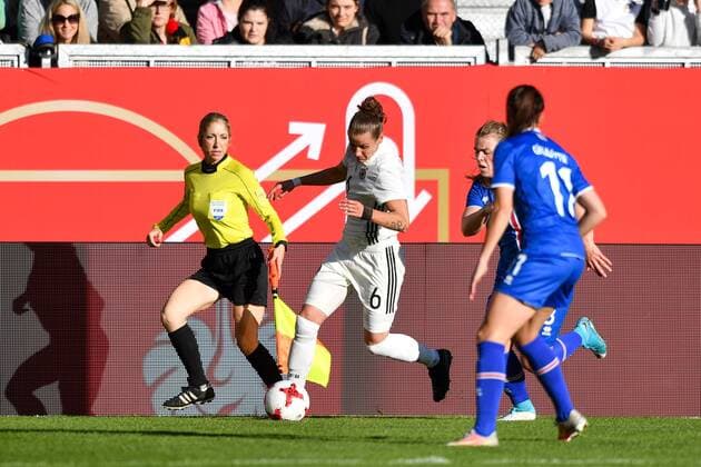 Simone Laudehr (Deutschland , Germany , DFB ) (6) mit Ball an der Seitenauslinie, Fussball, WM 2019 - Qualifikation Deutschland - Island,