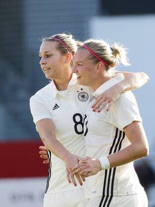 Wiesbaden , Fußball Länderspiel Frauen WM Qualifikation , Deutschland vs. Island Jubel Deutschland nach dem Tor zum 1 : 1 , von links: Lena Goeßling ( Alexandra Popp ( Ger ) ,