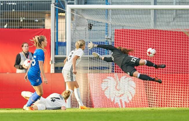 Bilder des Tages - SPORT Elin JENSEN, ISL 15 Torschuss, schiesst das Tor zum 1-2 gegen Laura BENKARTH, DFB 12 , Leonie MAIER, DFB 4 Kathrin HENDRICH, DFB 3 Emotionen, enttaeuscht, Enttaeuschung, Frust, frustriert, Trauer ,traurig, verzweifelt, Verzweiflung DEUTSCHLAND - ISLAND Fussball Laenderspiel Damen Qualifikation zur WM 2019 in Frankreich , Wiesbaden, Deutschland 20.10.2017
