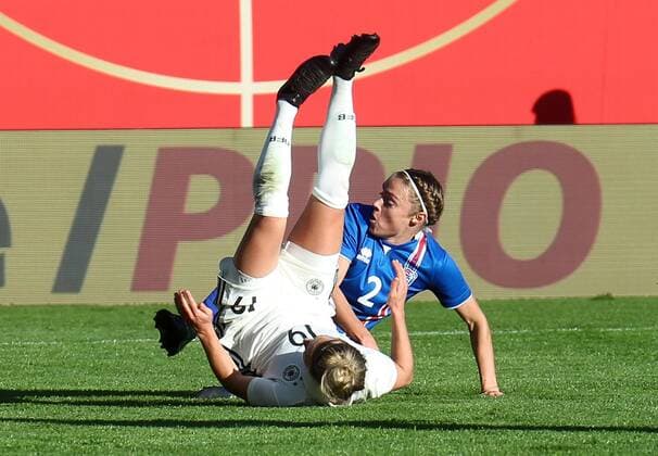 20.10.2017, xsvx, Fussball WM Qualifikation Frauen, Deutschland - Island, emspor, v.l. Svenja Huth (Deutsche Frauen-Nationalmannschaft DFB) Sif Atladottir (Island) Wiesbaden