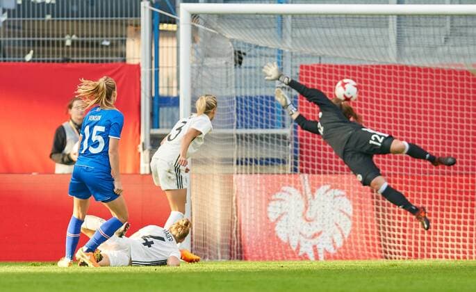 Elin JENSEN, ISL 15 Torschuss, schiesst das Tor zum 1-2 gegen Laura BENKARTH, DFB 12 , Leonie MAIER, DFB 4 Kathrin HENDRICH, DFB 3 Emotionen, enttaeuscht, Enttaeuschung, Frust, frustriert, Trauer ,traurig, verzweifelt, Verzweiflung DEUTSCHLAND - ISLAND Fussball Laenderspiel Damen Qualifikation zur WM 2019 in Frankreich , Wiesbaden, Deutschland 20.10.2017