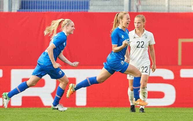 Elin JENSEN, ISL 15 Torschuss, schiesst das Tor zum 1-2, Torjubel, Jubel nach dem Tor, Tabea KEMME, DFB 22 Emotionen, enttaeuscht, Enttaeuschung, Frust, frustriert, Trauer ,traurig, verzweifelt, Verzweiflung DEUTSCHLAND - ISLAND Fussball Laenderspiel Damen Qualifikation zur WM 2019 in Frankreich , Wiesbaden, Deutschland 20.10.2017
