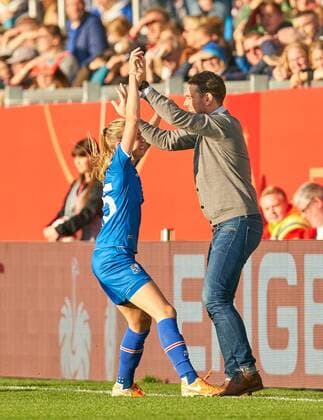 Bilder des Tages - SPORT Elin JENSEN, ISL 15 Torschuss, schiesst das Tor zum 1-2 , Torjubel, Jubel nach dem Tor mit Trainer DEUTSCHLAND - ISLAND Fussball Laenderspiel Damen Qualifikation zur WM 2019 in Frankreich , Wiesbaden, Deutschland 20.10.2017