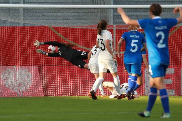 20.10.2017, xavx, Fussball WM Qualifikation Frauen, Deutschland - Island, emspor, v.l. Goal scored, Tor zum 1:2 Elin Jensen (Island Iceland), Torwart Laura Benkarth (Deutschland Germany) Wiesbaden