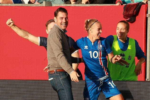 20.10.2017, xavx, Fussball WM Qualifikation Frauen, Deutschland - Island, emspor, v.l. celebrate the goal, Torjubel zum 1:2 durch Elin Jensen (Island Iceland), Trainer Coach Freyr Alexandersson (Island Iceland), Dagny Brynjarsdottir (Island Iceland) Wiesbaden