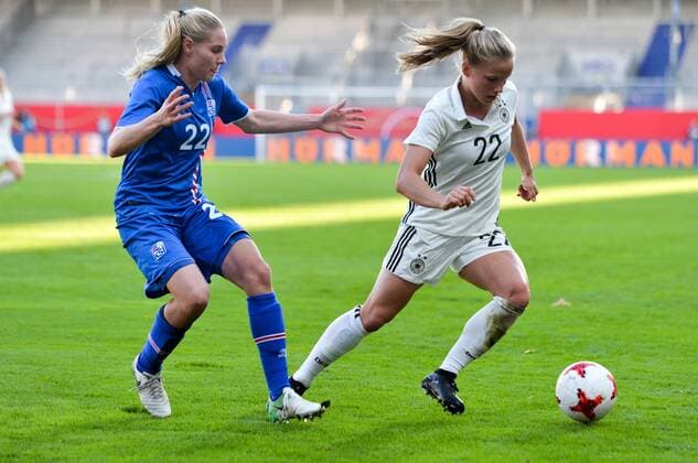 Duell an der Seitenlinie Rakel Hönnudóttir (Island) (22) Tabea Kemme (Deutschland , Germany , DFB ) (22), Fussball, WM 2019 - Qualifikation Deutschland - Island,