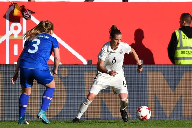 Zweikampf Ingibjörg Sigursdottir (Island) (3) Simone Laudehr (Deutschland , Germany , DFB ) (6), Fussball, WM 2019 - Qualifikation Deutschland - Island,
