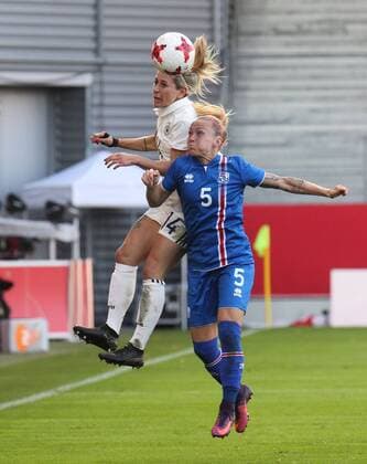 20.10.2017, xsvx, Fussball WM Qualifikation Frauen, Deutschland - Island, emspor, v.l. Anna Blässe (Deutsche Frauen-Nationalmannschaft DFB) Gunnhildur Yrsa Jonsdottir (Island) Kopfballduell Kopfball Zweikampf Wiesbaden