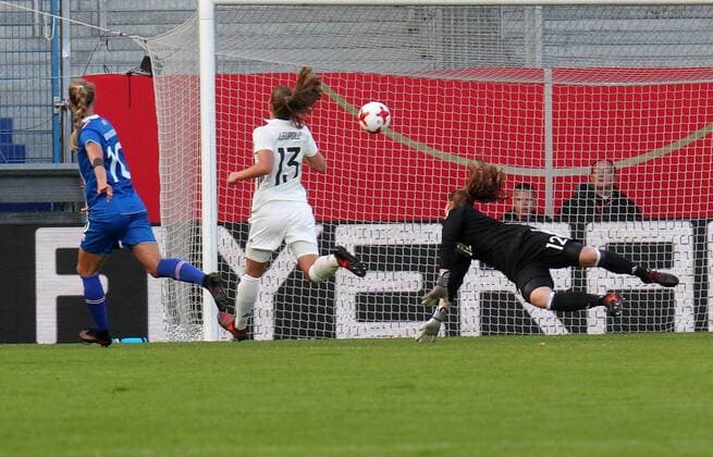 20.10.2017, xsvx, Fussball WM Qualifikation Frauen, Deutschland - Island, emspor, v.l. Dagny Brynjarsdottir (Island) erzielt das Tor zum scores the Goal 1:3 Melanie Leupolz (Deutsche Frauen-Nationalmannschaft DFB) Laura Benkarth (Deutsche Frauen-Nationalmannschaft DFB) Wiesbaden