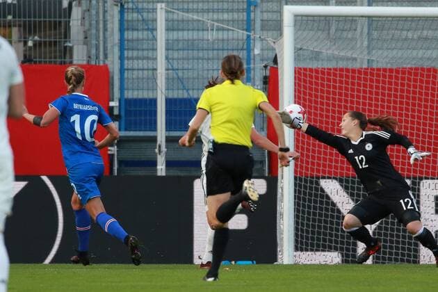 20.10.2017, xavx, Fussball WM Qualifikation Frauen, Deutschland - Island, emspor, v.l. Goal scored, Tor zum 1:3 durch Dagny Brynjarsdottir (Island Iceland), Torwart Laura Benkarth (Deutschland Germany) Wiesbaden