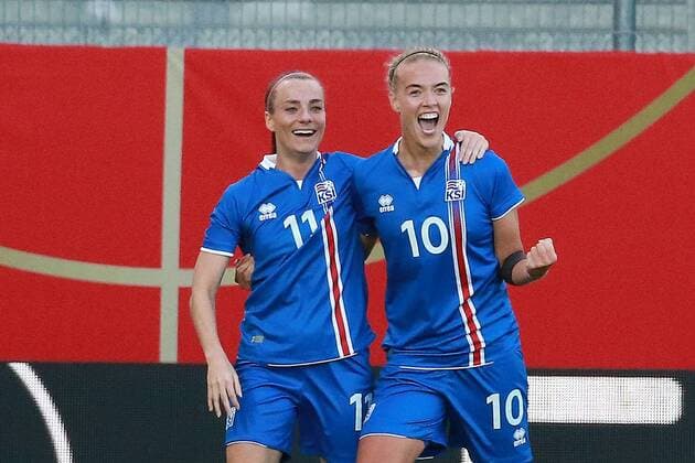 20.10.2017, xavx, Fussball WM Qualifikation Frauen, Deutschland - Island, emspor, v.l. celebrate the goal, Torjubel zum 1:3 Dagny Brynjarsdóttir (Island Iceland), Hallbera Gudny Gisladottir (Island Iceland) Wiesbaden