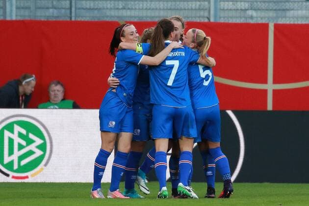 20.10.2017, xavx, Fussball WM Qualifikation Frauen, Deutschland - Island, emspor, v.l. celebrate the goal, Torjubel zum 1:3 durch Dagny Brynjarsdottir (Island Iceland) Wiesbaden