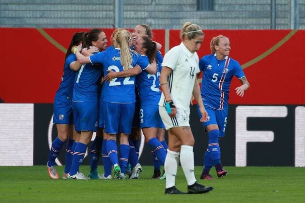 Themen der Woche - SPORT 20.10.2017, xavx, Fussball WM Qualifikation Frauen, Deutschland - Island, emspor, v.l. celebrate the goal, Torjubel zum 1:3 durch Dagny Brynjarsdottir (Island Iceland), Anna Blässe (Deutschland Germany) enttaeuscht, enttaeuscht schauend, dissapointed Wiesbaden