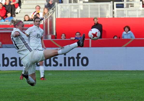 Bilder des Tages - SPORT 20.10.2017, xsvx, Fussball WM Qualifikation Frauen, Deutschland - Island, emspor, v.l. Alexandra Popp (Deutsche Frauen-Nationalmannschaft DFB) Wiesbaden
