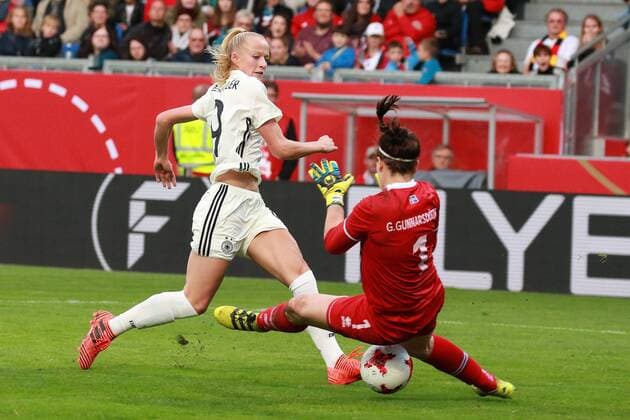 20.10.2017, xavx, Fussball WM Qualifikation Frauen, Deutschland - Island, emspor, v.l. Goal scored, Tor zum 2:3 Lea Schüller (Deutschland Germany), Gudbjörg Gunnarsdottir (Island Iceland) Wiesbaden
