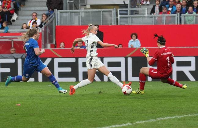 20.10.2017, xsvx, Fussball WM Qualifikation Frauen, Deutschland - Island, emspor, v.l. Ingibjörg Sigurdardottir (Island) Lea Schüller (Deutsche Frauen-Nationalmannschaft DFB) Gudbjörg Gunnarsdottir (Island) erzielt das Tor zum scores the Goal 2:3 Wiesbaden