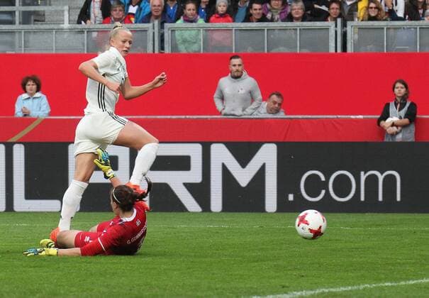 20.10.2017, xsvx, Fussball WM Qualifikation Frauen, Deutschland - Island, emspor, v.l. Lea Schüller (Deutsche Frauen-Nationalmannschaft DFB) Gudbjörg Gunnarsdottir (Island) erzielt das Tor zum scores the Goal 2:3 Wiesbaden