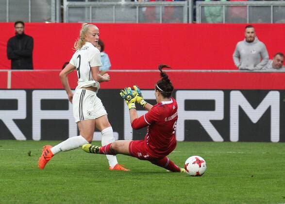 20.10.2017, xsvx, Fussball WM Qualifikation Frauen, Deutschland - Island, emspor, v.l. Lea Schüller (Deutsche Frauen-Nationalmannschaft DFB) Gudbjörg Gunnarsdottir (Island) erzielt das Tor zum scores the Goal 2:3 Wiesbaden