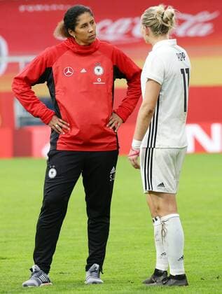 Bilder des Tages - SPORT Wiesbaden , Fußball Länderspiel Frauen WM Qualifikation , Deutschland vs. Island , von links: Steffi Jones ( Trainerin Deutschland ) Alexandra Popp ( GER )