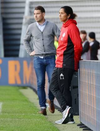Wiesbaden , Fußball Länderspiel Frauen WM Qualifikation , Deutschland vs. Island , von links: Freyr Alexandersson ( Trainer Island ) Steffi Jones ( Trainerin Deutschland )