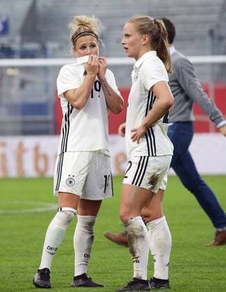 Wiesbaden , Fußball Länderspiel Frauen WM Qualifikation , Deutschland vs. Island , von links: Svenja Huth Tabea Kemme ( GER )