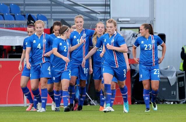 Deutschland, Wiesbaden, Brita-Arena, 20.10.2017, Fussball, Frauen, WM Qualifikation, Deutschland - Island Bild: Torjubel um den Torschützen zum 3:1, Dagny Brynjarsdottir (Island, 10) m. Copyright: HMBxMedia xHeikoxBecker