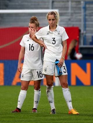Deutschland, Wiesbaden, Brita-Arena, 20.10.2017, Fussball, Frauen, WM Qualifikation, Deutschland - Island Bild: v. lk. Linda Dallmann (Deutschland, 16) und Kathrin Hendrich (Deutschland, 3) enttäuscht Copyright: HMBxMedia xHeikoxBecker