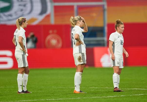 Lena GOESSLING, DFB 8 Kathrin HENDRICH, DFB 3 Linda DALLMANN, DFB 16 Emotionen, enttaeuscht, Enttaeuschung, Frust, frustriert, Trauer ,traurig, verzweifelt, Verzweiflung DEUTSCHLAND - ISLAND Fussball Laenderspiel Damen Qualifikation zur WM 2019 in Frankreich , Wiesbaden, Deutschland 20.10.2017