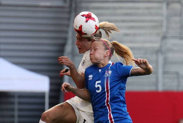20.10.2017, xsvx, Fussball WM Qualifikation Frauen, Deutschland - Island, emspor, v.l. Anna Blässe (Deutsche Frauen-Nationalmannschaft DFB) Gunnhildur Yrsa Jonsdottir (Island) Kopfballduell Kopfball Zweikampf Wiesbaden