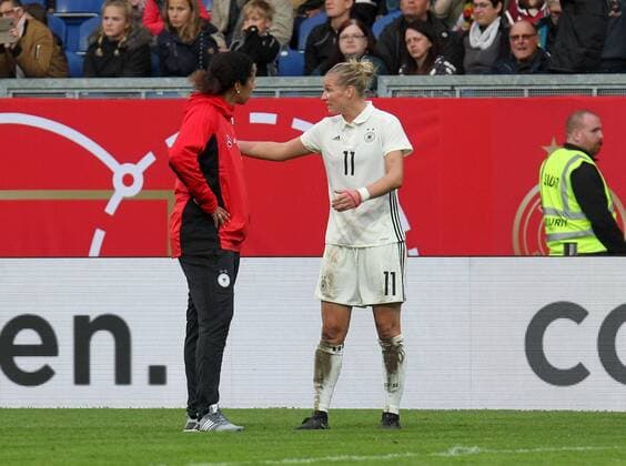 20.10.2017, xsvx, Fussball WM Qualifikation Frauen, Deutschland - Island, emspor, v.l. Trainerin Steffi Jones (Deutsche Frauen-Nationalmannschaft DFB) Alexandra Popp (Deutsche Frauen-Nationalmannschaft DFB) enttaeuscht traurig frustriert dissapointed Wiesbaden