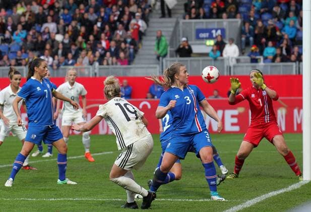 20.10.2017, xsvx, Fussball WM Qualifikation Frauen, Deutschland - Island, emspor, v.l. Svenja Huth (Deutsche Frauen-Nationalmannschaft DFB) Ingibjörg Sigurdardottir (Island) Gudbjörg Gunnarsdottir (Island) Wiesbaden