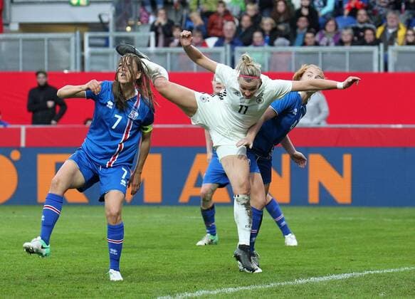 20.10.2017, xsvx, Fussball WM Qualifikation Frauen, Deutschland - Island, emspor, v.l. Sara Björk Gunnarsdottir (Island) Alexandra Popp (Deutsche Frauen-Nationalmannschaft DFB) Wiesbaden